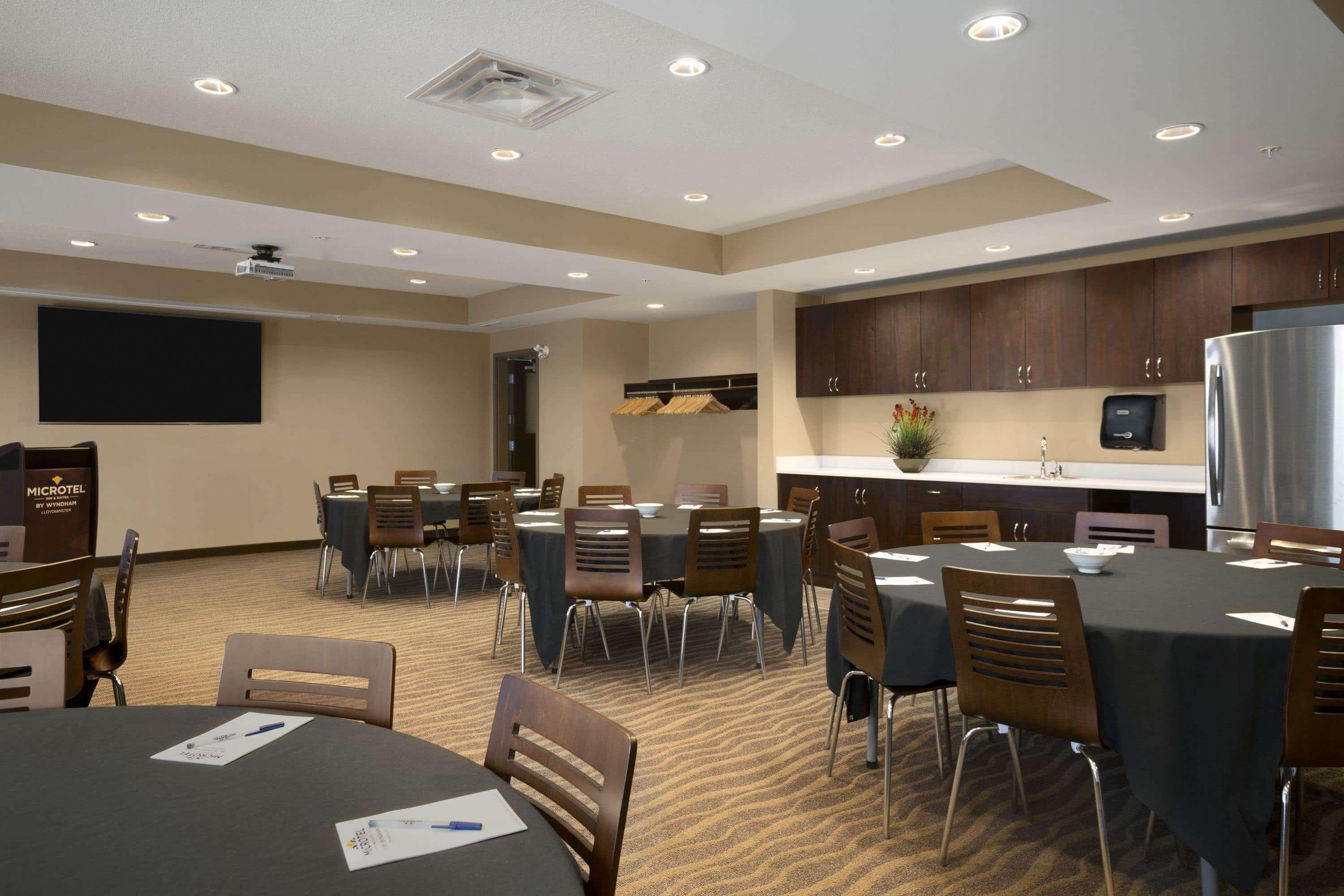 Microtel Inn & Suites By Wyndham Lloydminster Exterior foto