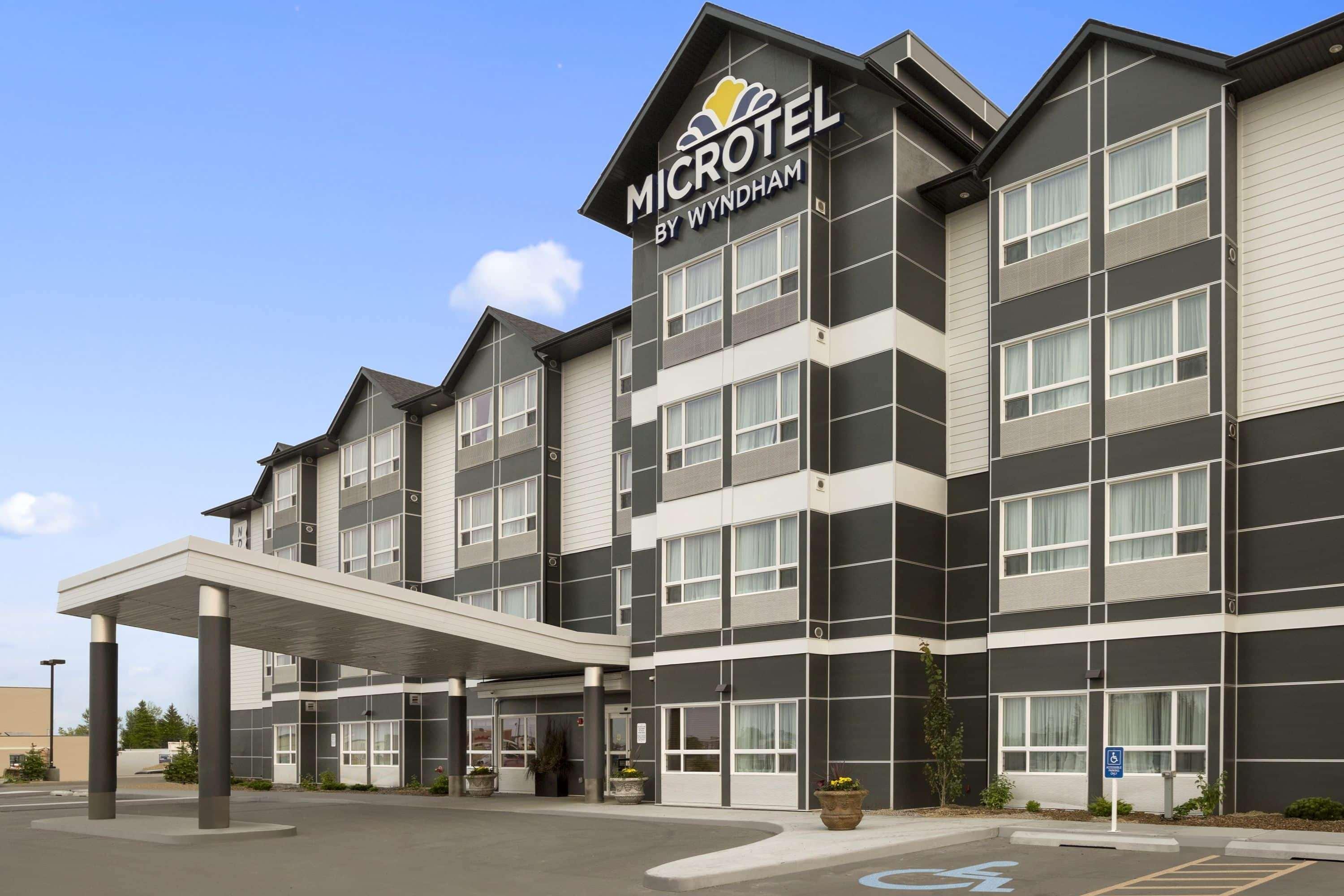 Microtel Inn & Suites By Wyndham Lloydminster Exterior foto